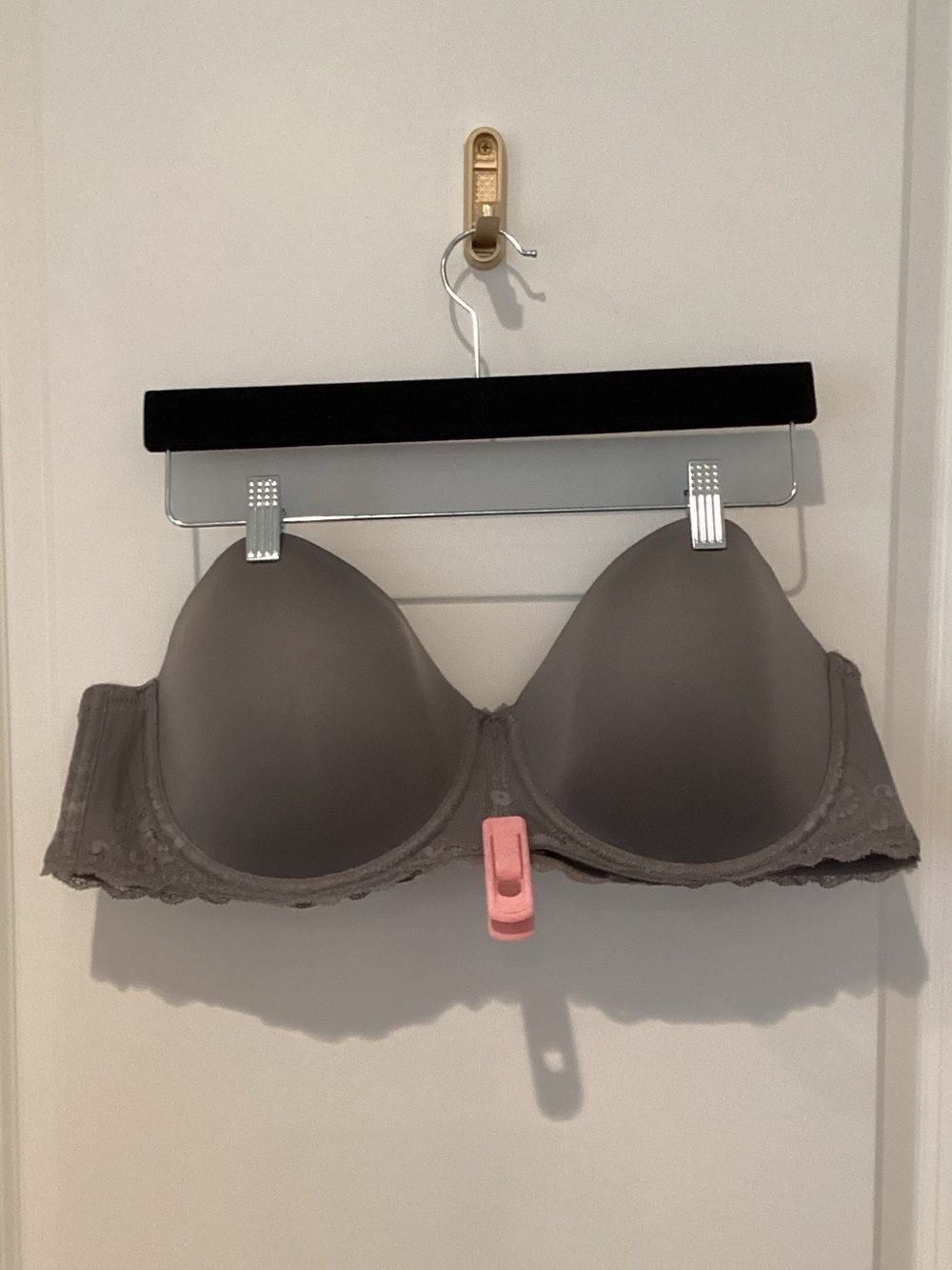 Smooth Lace-Trim Strapless Bra in Gray